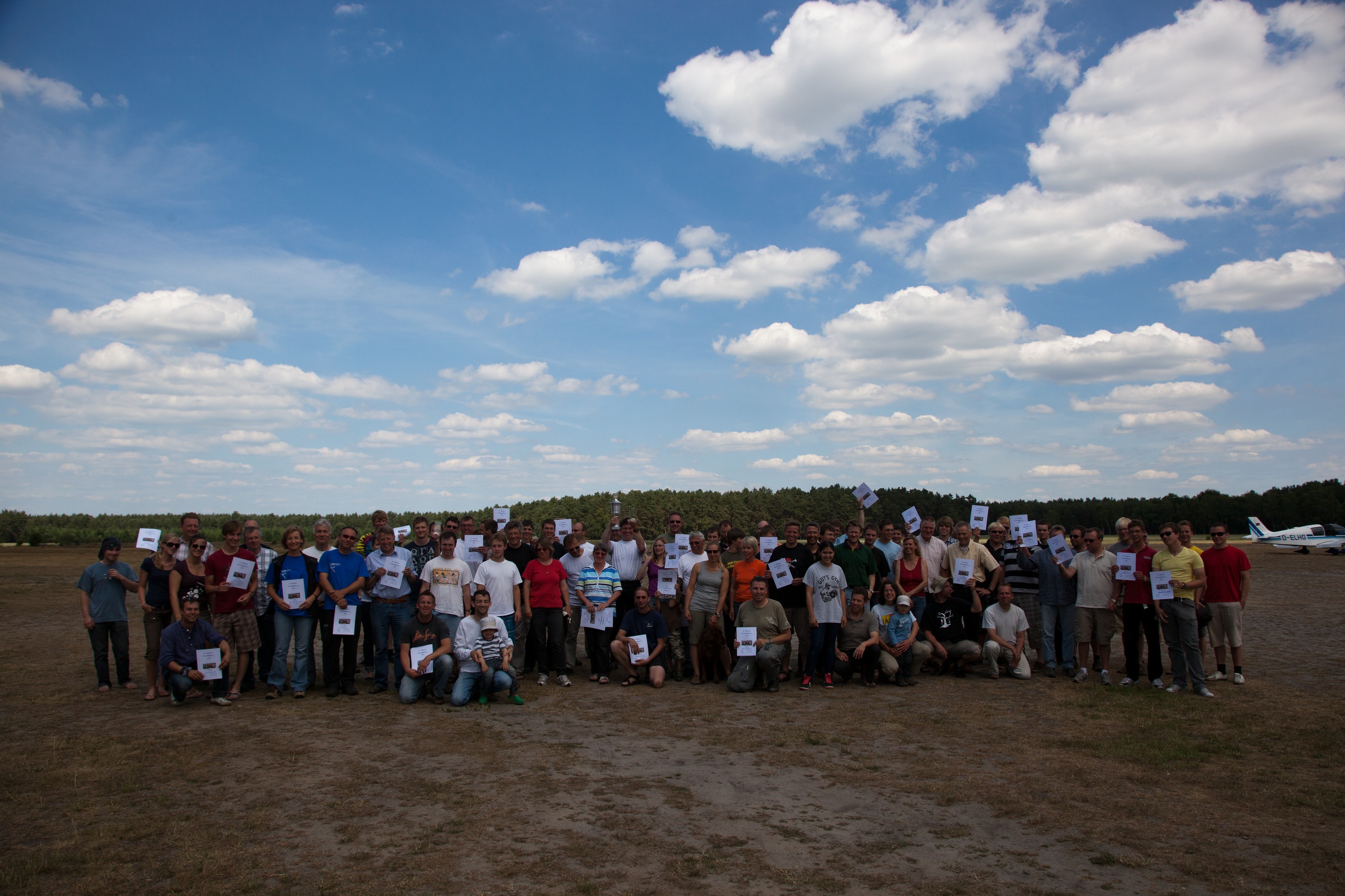 Gruppenfoto Teilnehmer 15. Vergleichsfliegen Gruppenfoto zum Abschluss